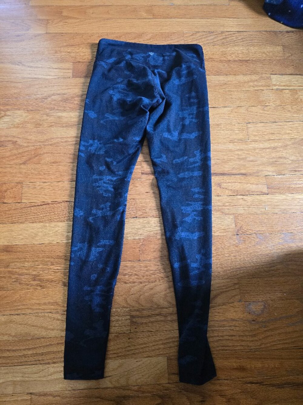 lululemon athletica Women's Size 6 Blue Camo Ankle Leggings Mid Rise Logo